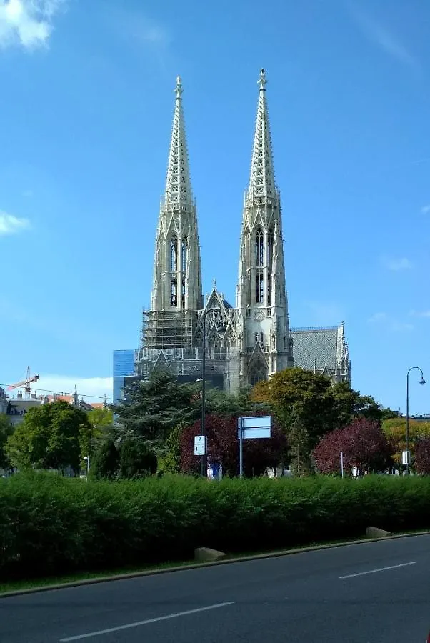 Apartament Center ! 3 Stops Away From The Center Of Vienna! Austria