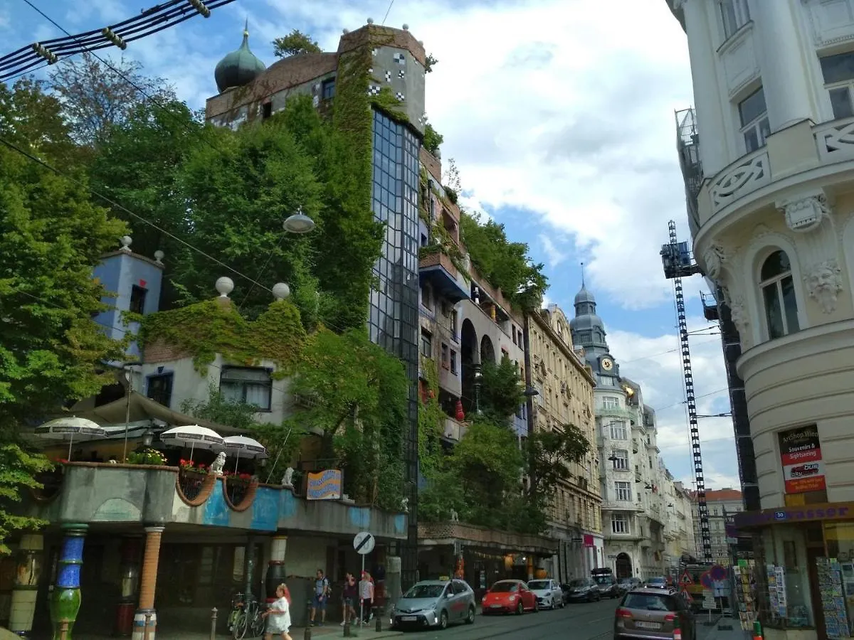 Apartament Center ! 3 Stops Away From The Center Of Vienna!