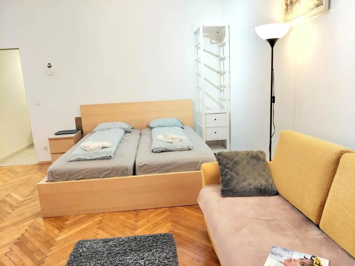 Apartament Center ! 3 Stops Away From The Center Of Vienna!