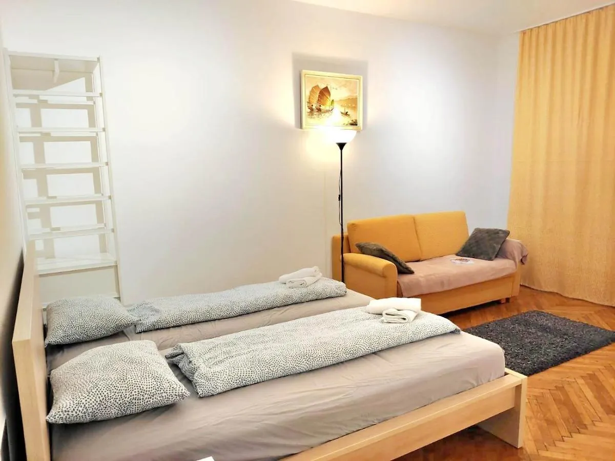 Center ! 3 Stops Away From The Center Of Vienna! Apartament